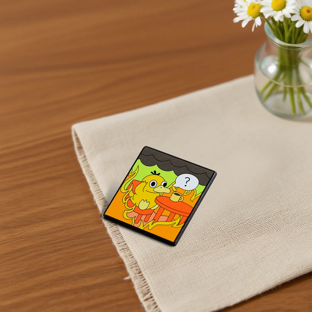 Duck This Is Fine Mix & Match Niedliche Anime-Brosche Haus in Flammen Emaille-Pin Verwirrte Tiere Abzeichen Accessoires Souvenir Schmuck Geschenk – Detail 4