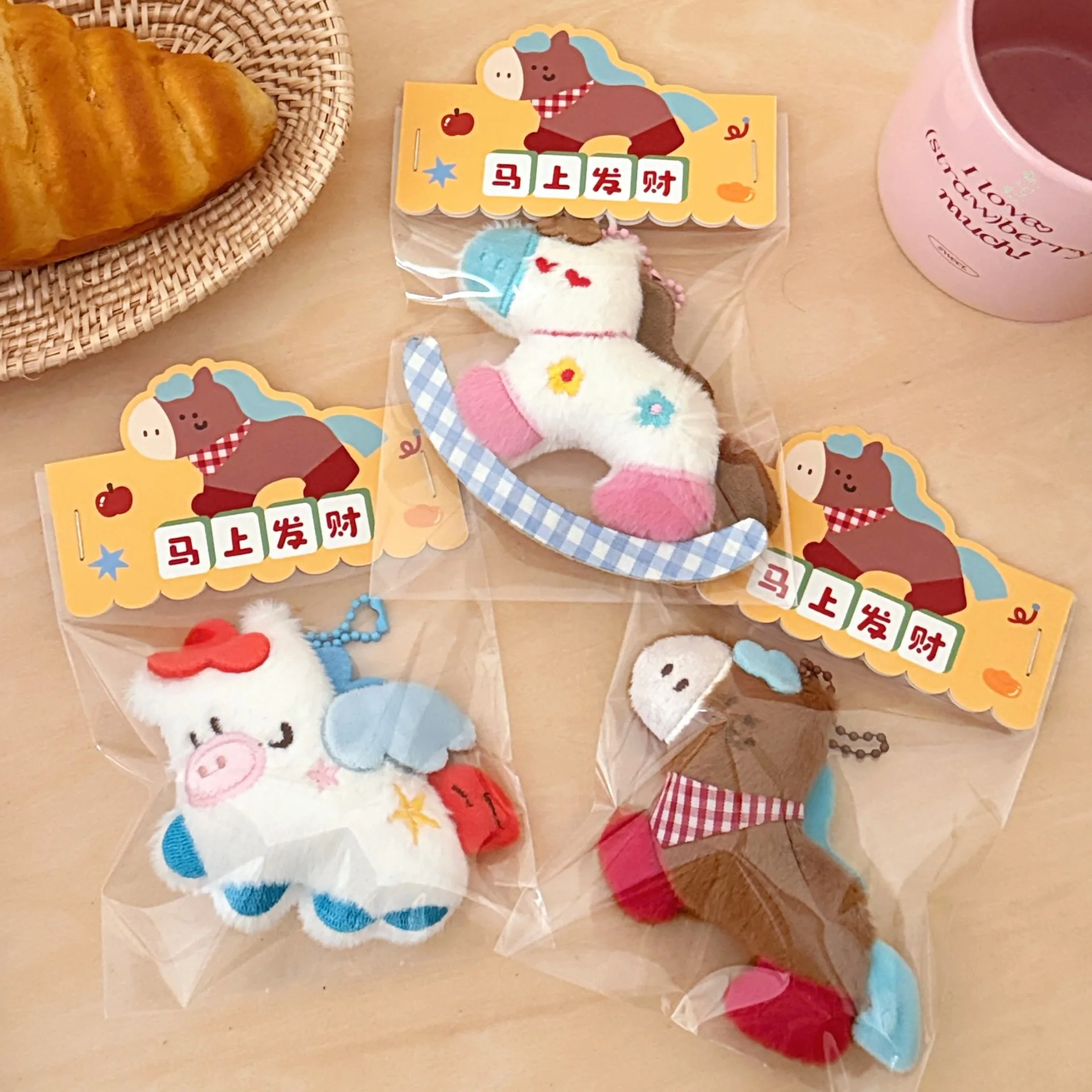 Bonito animal boneca pingente ano chinês do cavalo brinquedo de pelúcia chaveiro pingente dos desenhos animados pônei mochila pingente menina presente de ano novo