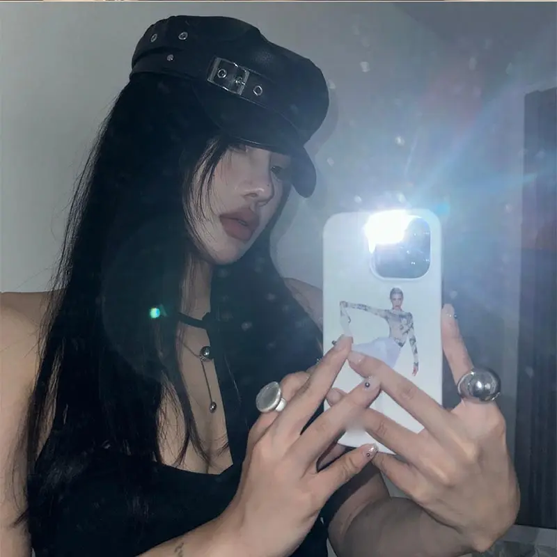 النساء القبعات السوداء بولي Leather الجلود شقة أعلى موزع الصحف قبعات خمر واقية من الشمس إنجلترا شقة Y2k الفتيات الشرير نمط الرجعية قبعة البيريه تنوعا