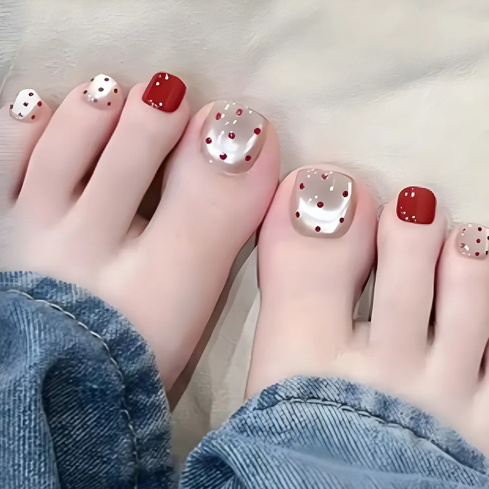 24Pcs Red Polka Dot Cat's Eye Fake Toenails Summer Simple Reusable Press on False Nails Short Square Head Full Cover Nails Tips