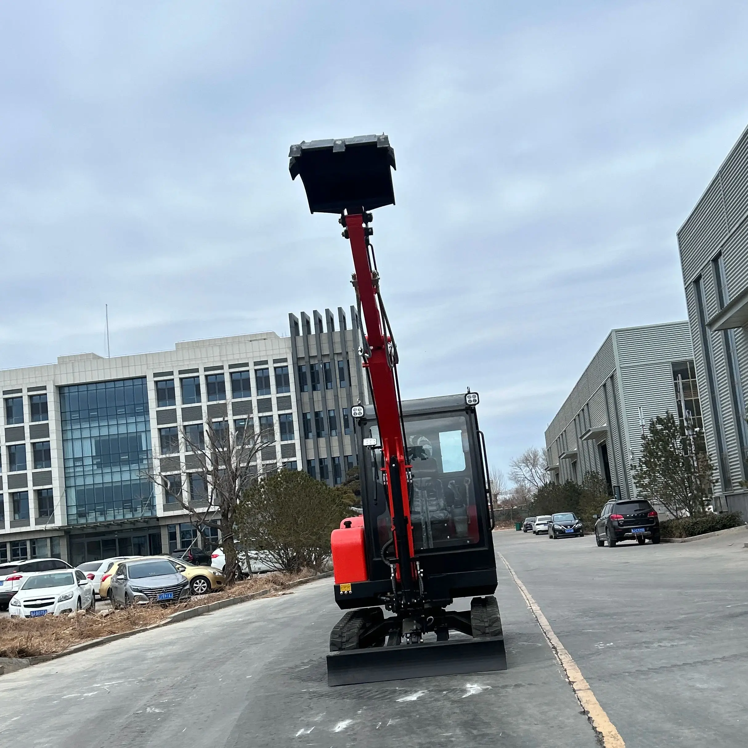 

Компактный 3-тонный мини-экскаватор с резиновыми дорожками, подходящий для жилой фундаментальной техники, восстановления городских улиц и