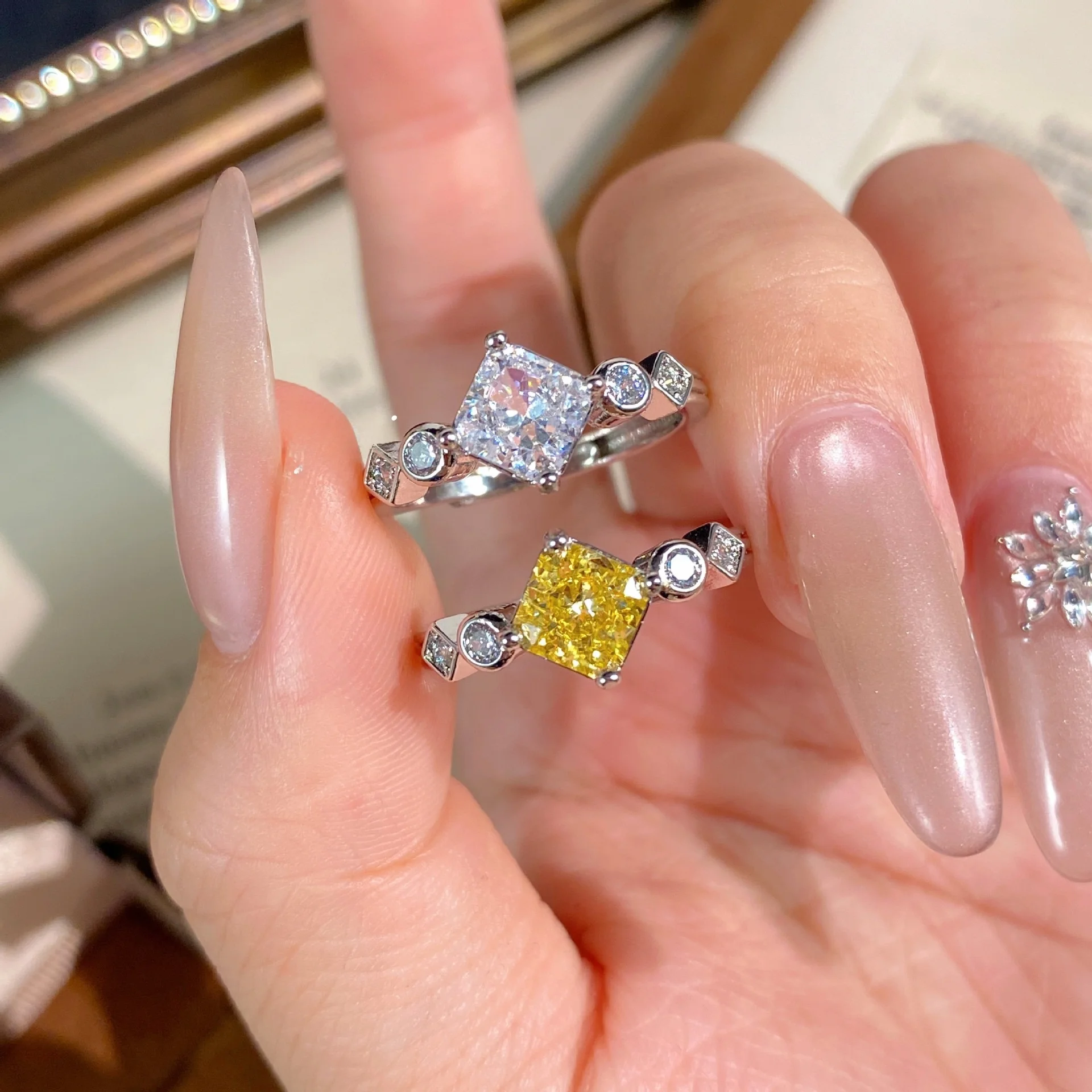 anel-de-diamante-corte-princesa-em-ouro-amarelo-com-design-de-flor-de-gelo-luxuoso-pequeno-diamante-acessorio-de-estilo-festivo-para-mulheres