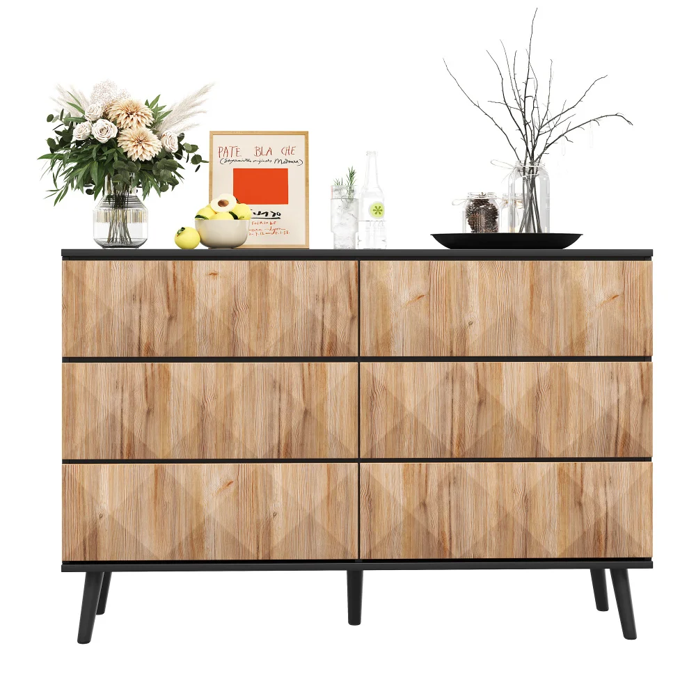 Das Sideboard und die Kommode von PINGGO zeichnen sich durch eine Kombination aus Schwarz- und Naturholztönen sowie durch erhabene Türen aus. – Detail 1