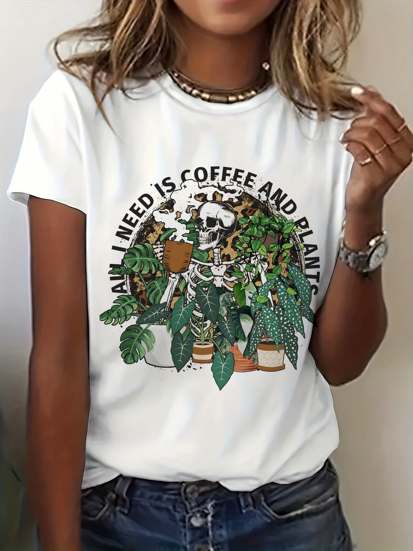 

Женская футболка с надписью «Все, что мне нужно – кофе и растения» – с изображением черепа и ботаническим принтом, повседневный топ для любителей растений
