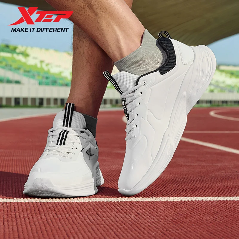 รองเท้าวิ่ง Xtep สำหรับผู้ชาย ดูดซับเหงื่อ ระบายอากาศได้ดี เหมาะสำหรับวิ่งจ๊อกกิ้ง พื้นรองเท้านุ่ม ยืดหยุ่น สวมใส่สบาย รองเท้าผ้าใบแบบมี Air Cushion รุ่น 877319110023