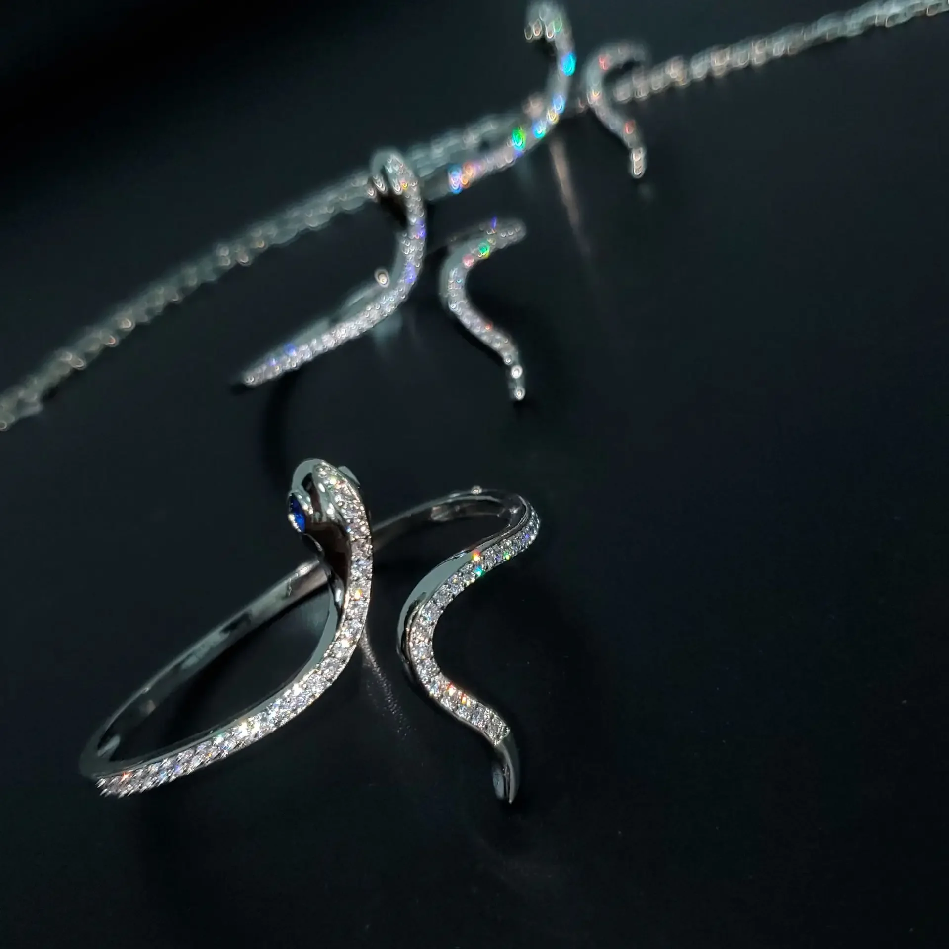 

MDL Moissanit1 style Hottie Snake Bracelet 18k Plated Niche Design Micro Set Light Luxury Brilliant Green Spinel Bracelet