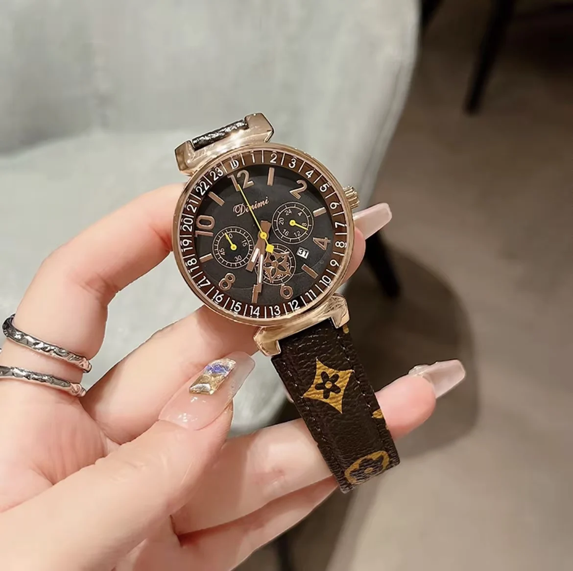 Montre pour femmes, niche leggère, luxe, haute quality, retro, simple, tempérament, marque d'étudiant authentique, tendance 2025