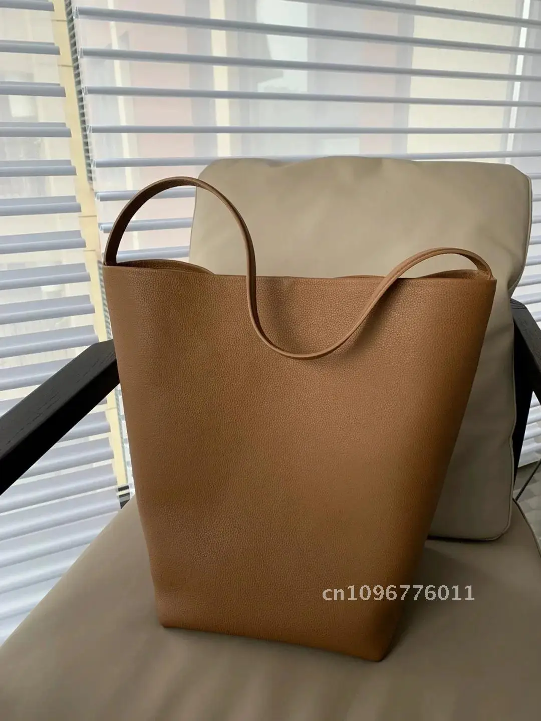 2024 Litchi Bucket Bag Senior Shoulder Handbag Tote Female Bag Capacity Grain Cowhide New Large