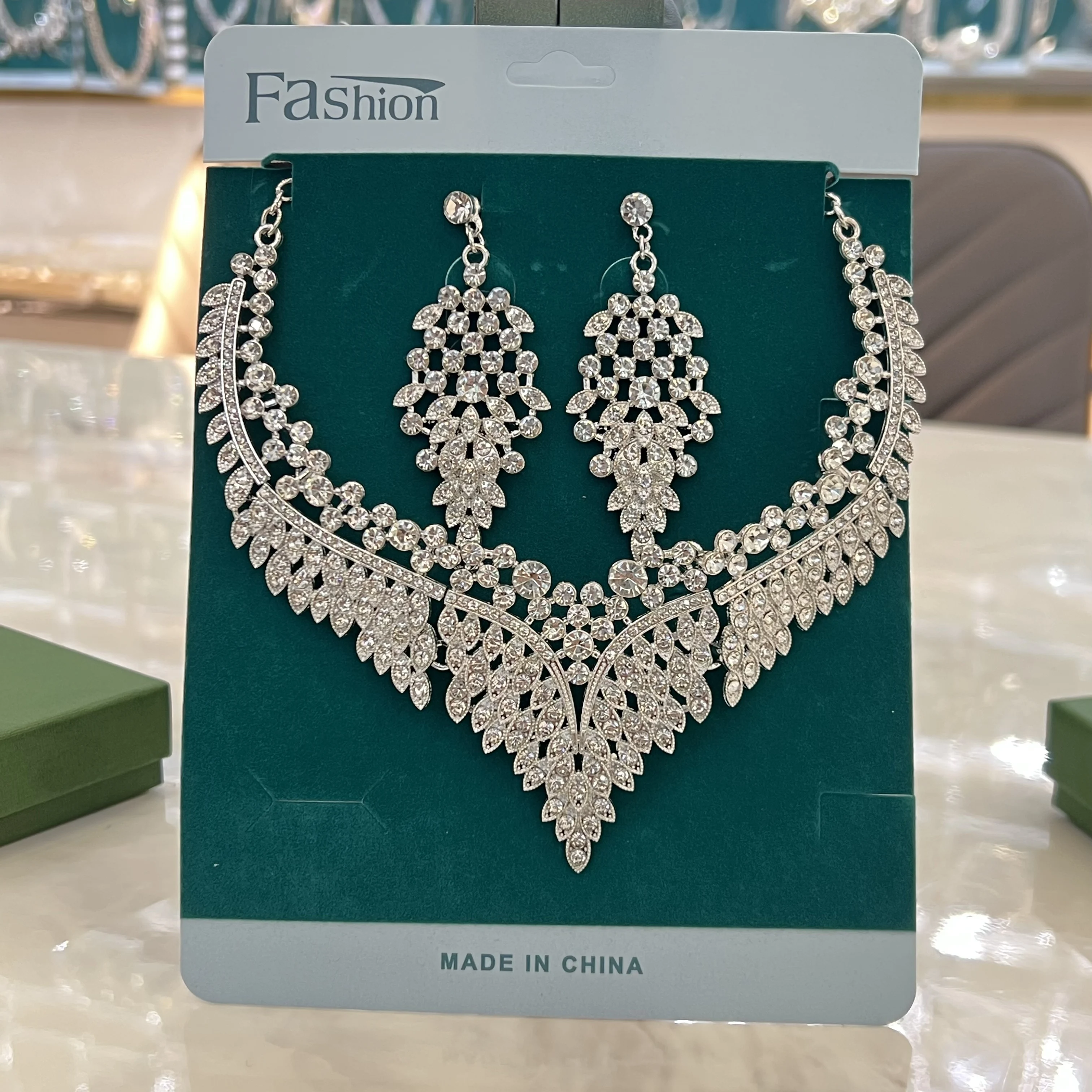 European and American V-Shaped Leaf Luxury Two-Piece Silver Necklace Earrings Bridal Banquet Dress Accessories