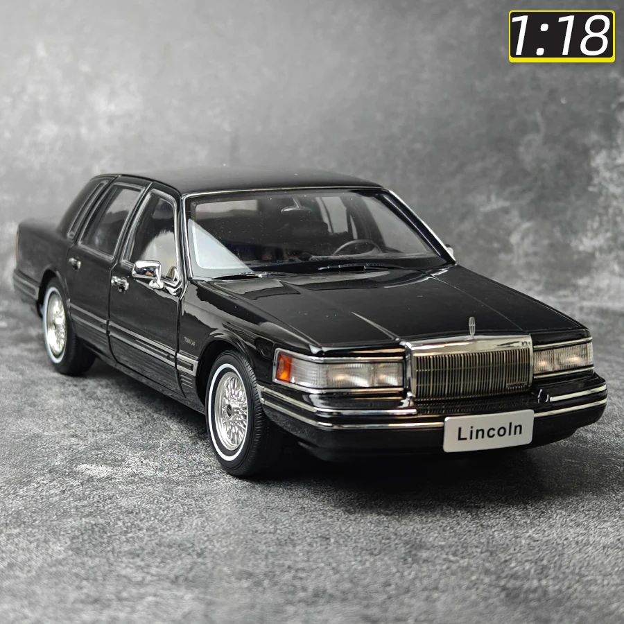 xiaoguang Model 1/18 scale New Lincoln TOWN CAR Model Metal die cast model Holiday gift collection