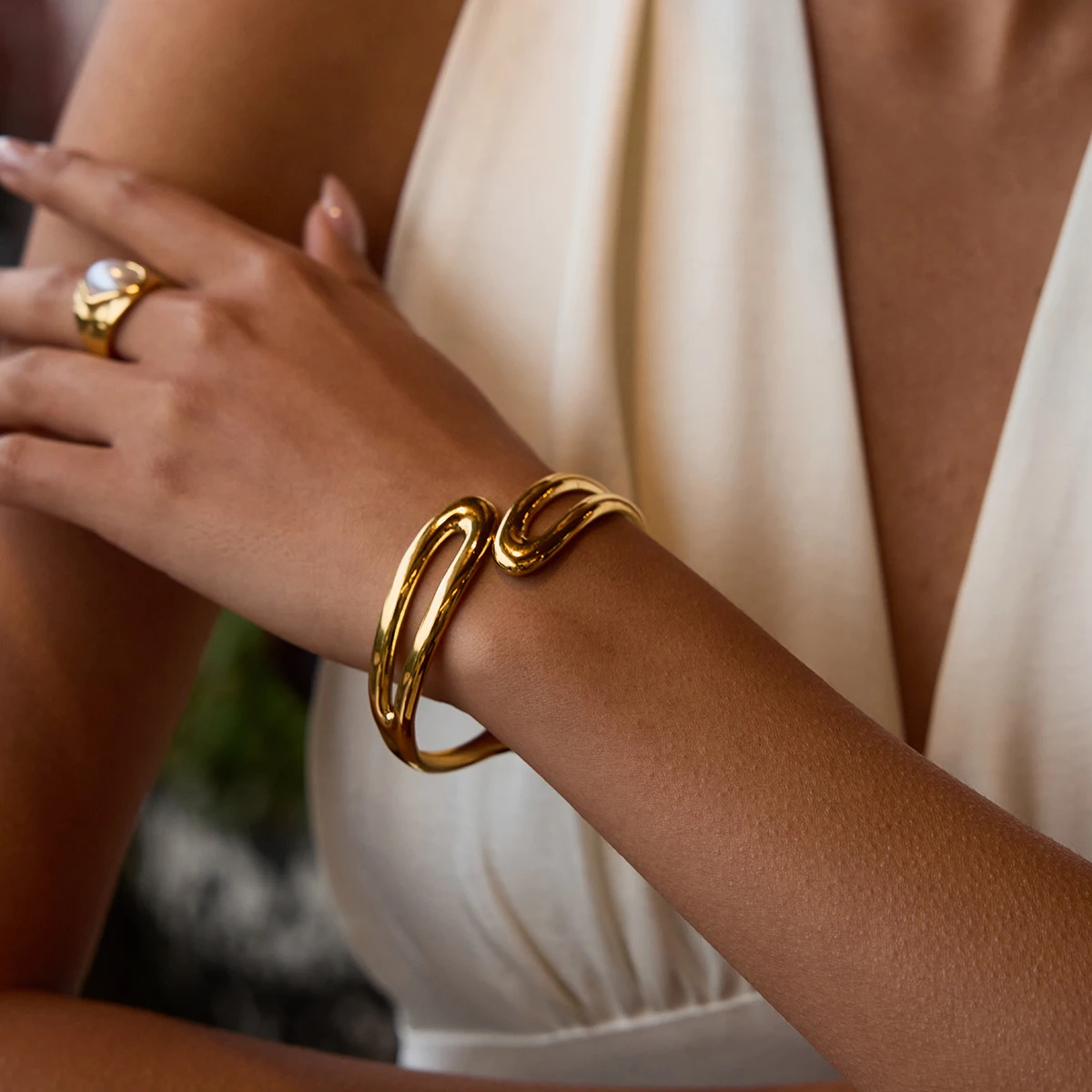 

AIKOER Minimalist Classic Style 18K Gold Color Plated Stainless Steel Lines Hollowed Out Double-Layer Spring Bracelet Women's Je