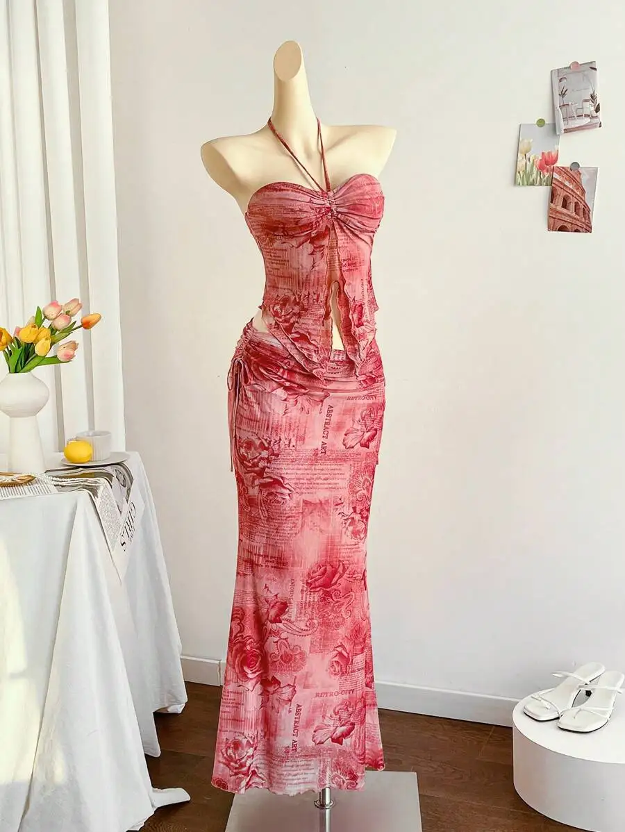 Set due pezzi con stampa floreale rossa, scollo all'americana e vita scavata, gonna a sirena per matrimoni in spiaggia o festival