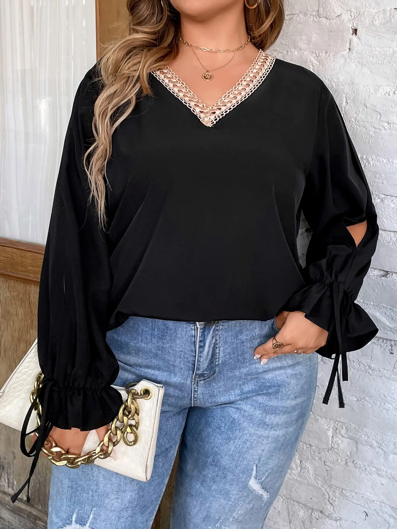 

Черная блузка больших размеров с V-образным вырезом, кружевной отделкой, вырезанными рукавами и расклешенными манжетами на шнурке, свободная шифоновая блузка