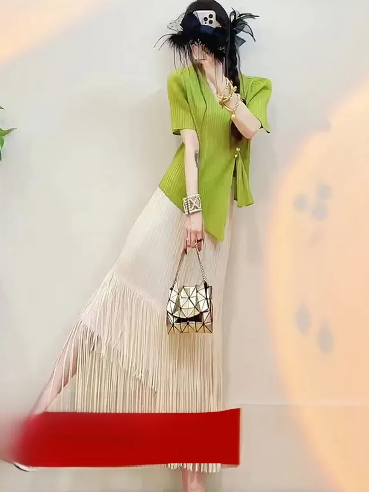 

Летний комплект из двух предметов: топ с коротким рукавом, воротником-халтер и оборками, плиссированная юбка с бахромой в стиле Three Houses. Женская мода.