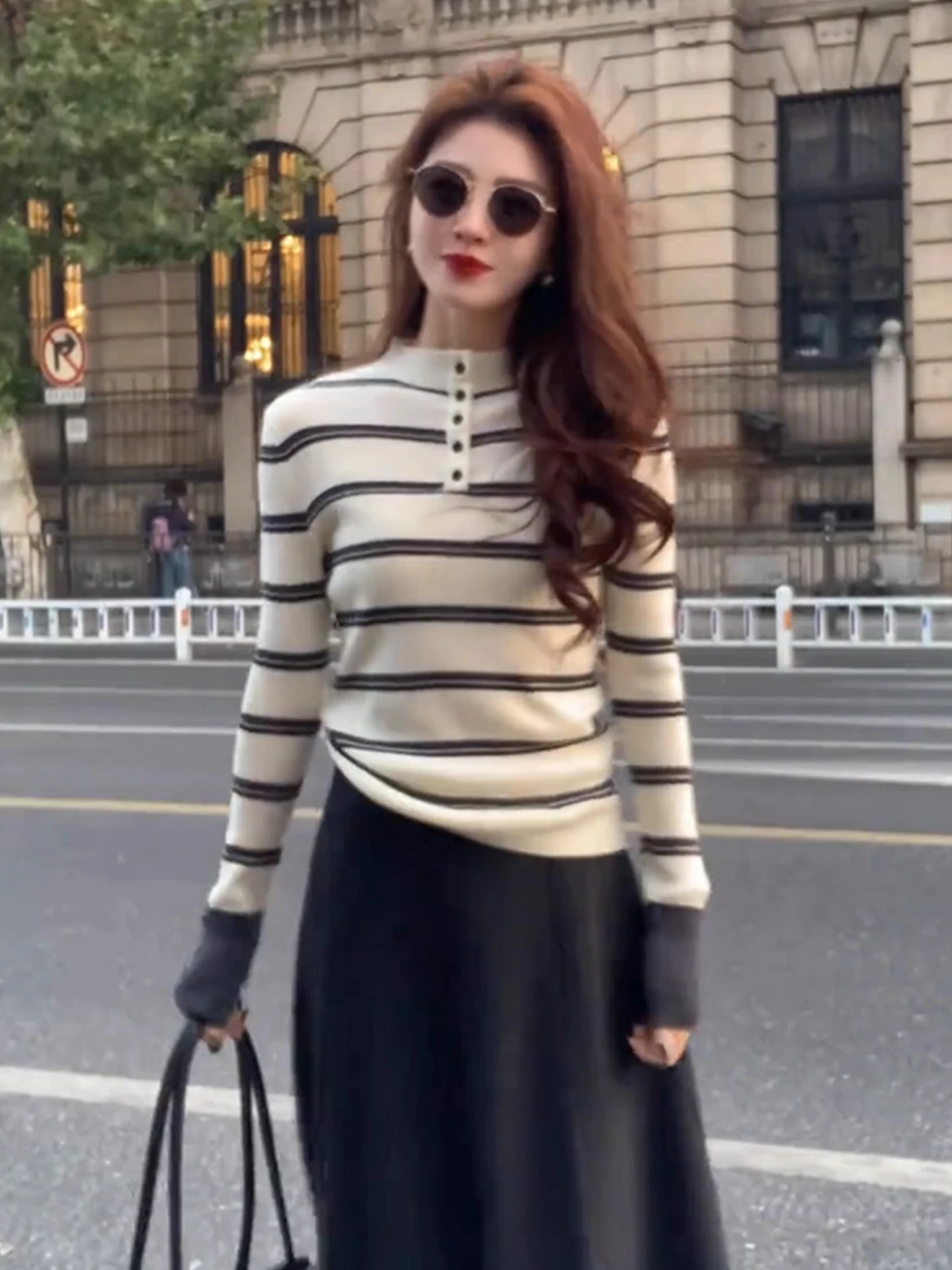 시크한 한국 스타일 긴 소매 니트 스웨터 하이 칼라 슬림 핏 베이스 레이어 여성용 스트라이프 컬러 블록 디자인