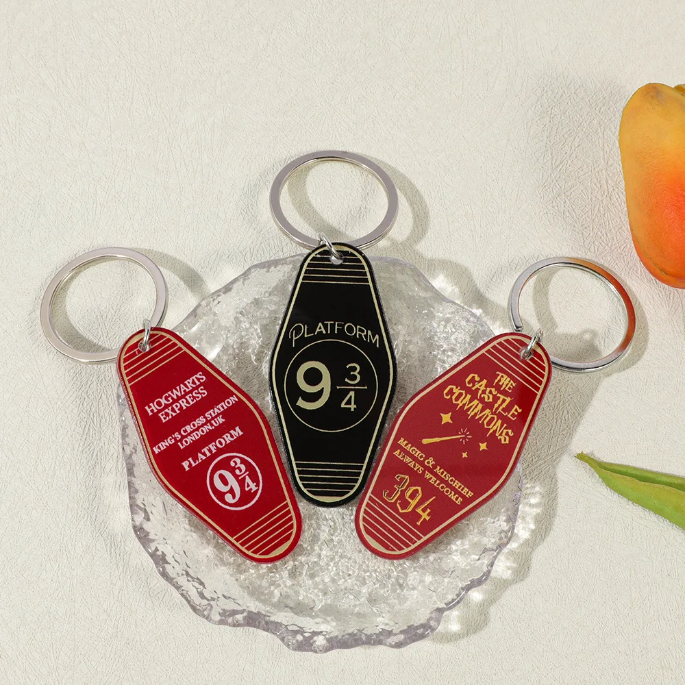 Llavero de Harry Potter, Plataforma 9 3/4, Llavero Vintage con Etiqueta de Hotel, Hogwarts Express, Colgante Acrílico, Regalo Coleccionable para Fans de la Magia