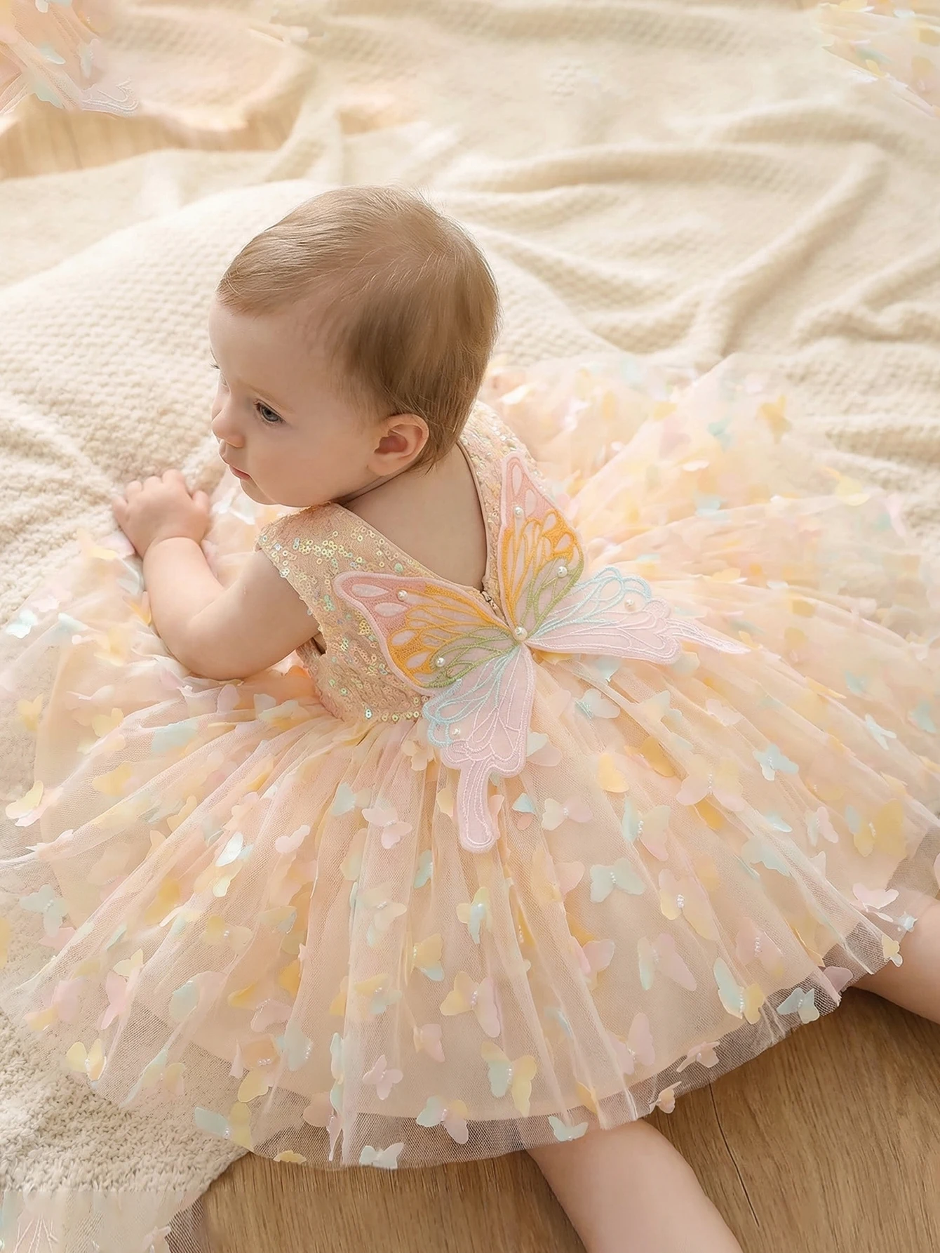 

Элитное платье для маленьких девочек цвета шампанского с пайетками и объемным декором в виде бабочек из сетчатой ткани, для дня рождения или свадьбы.