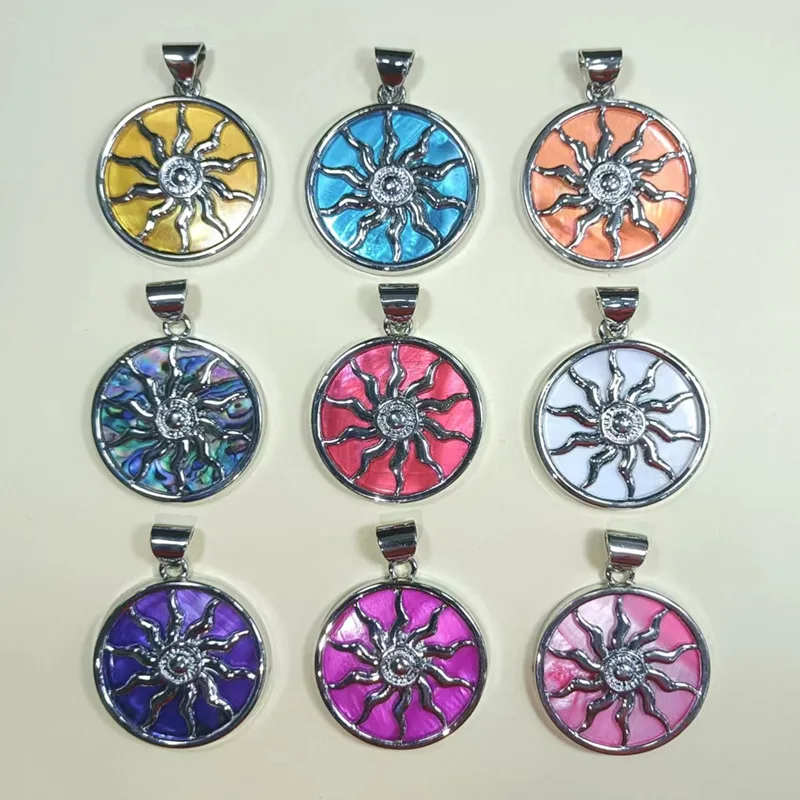 Creative alloy necklace inlaid with dyed mother-of-pearl, freshwater shell, and imitation abalone shell in a sunflower design