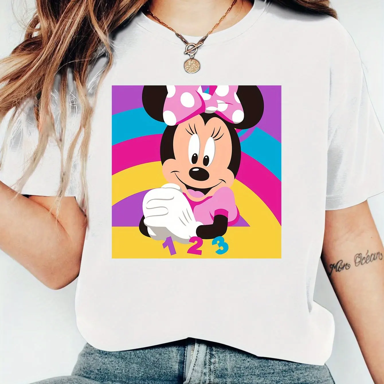 

Женская футболка с классическим портретом Disney Minnie Mouse — белый повседневный топ с короткими рукавами, яркими радужными полосками и горошек
