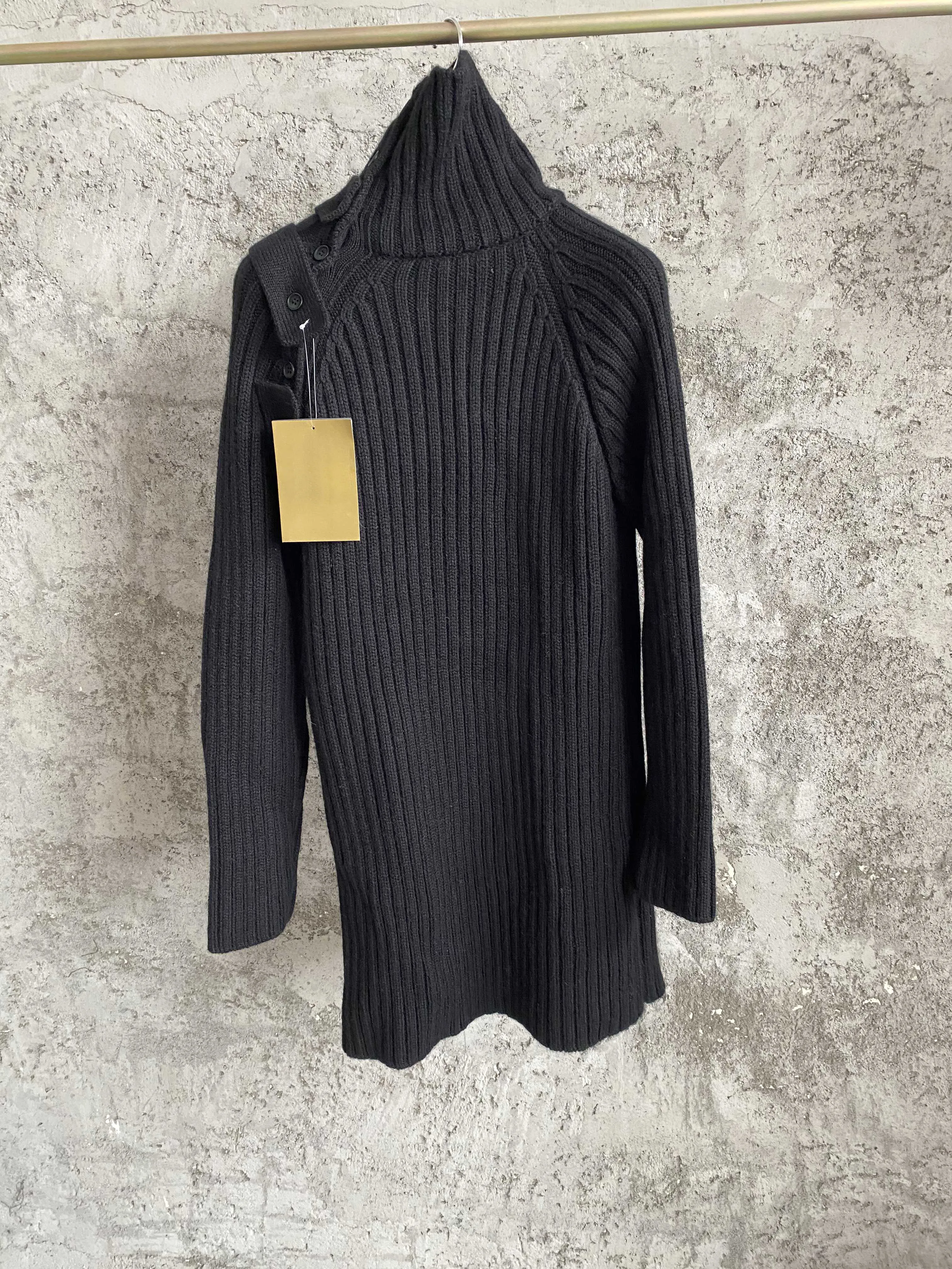 التصميم الأصلي سترة من الصوف الأسترالي برقبة عالية مع سترة محبوكة مجوفة خارج الكتف