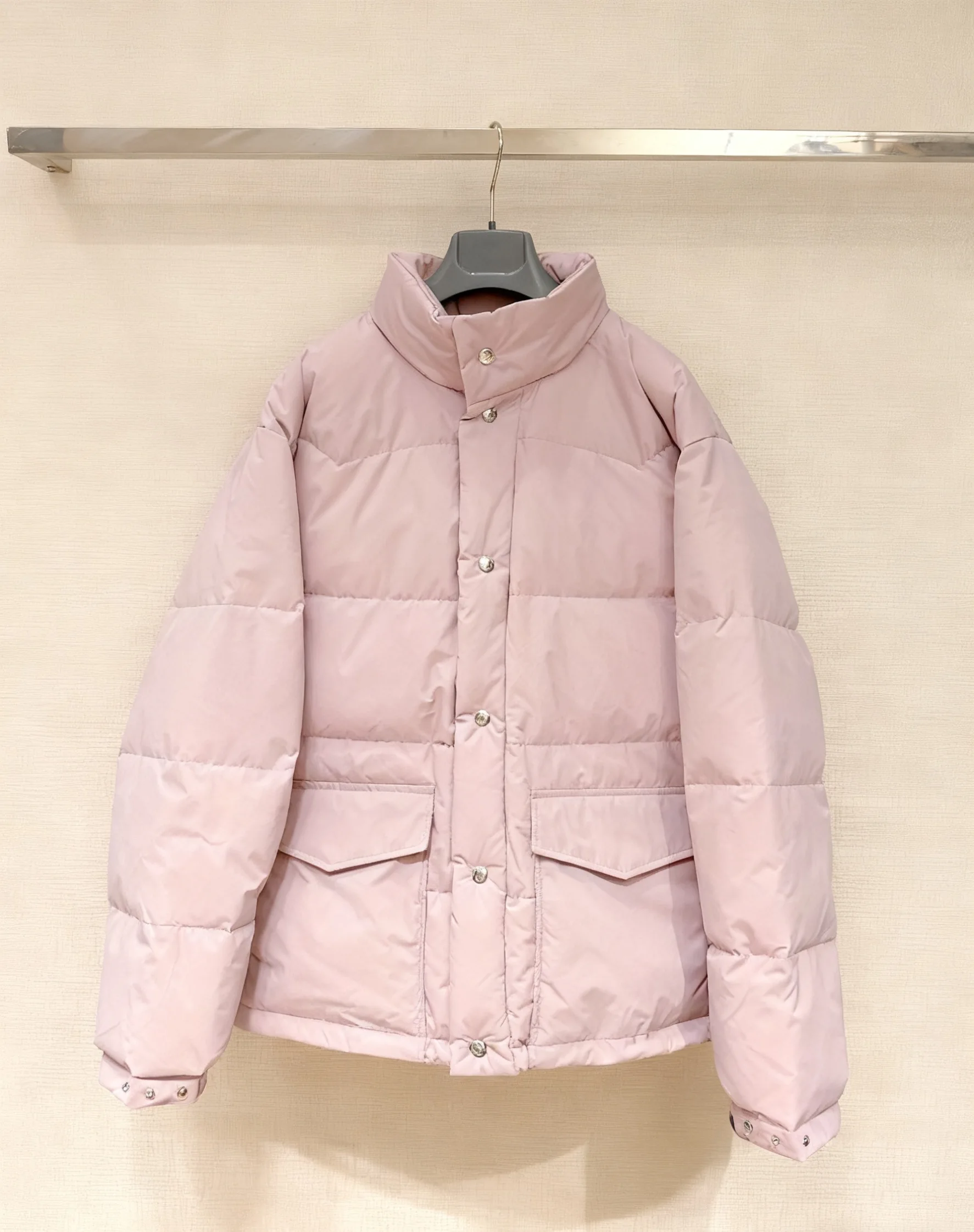 سترة نسائية جديدة عالية الجودة لخريف وشتاء 2025 بغطاء للرأس قابلة للفصل مع حشوة من ريش الإوز، معطف أرجواني صديق للبيئة #1