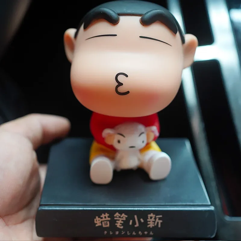 Bandai Crayon Shin Chan Figurki Anime Samochód Potrząsająca głową Lalka Auto Wnętrze Kawaii Ozdoba stołowa Bobble Head Prezent Zabawki dla dzieci