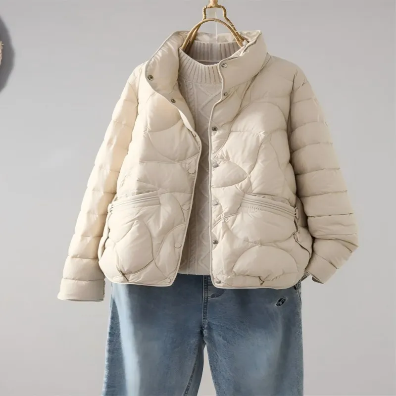 سترة منتفخة أنيقة بدون جهد. ملاءمة مريحة مع ياقة واقفة. أسلوب قصير متعدد الاستخدامات للتخسيس بلون سادة.