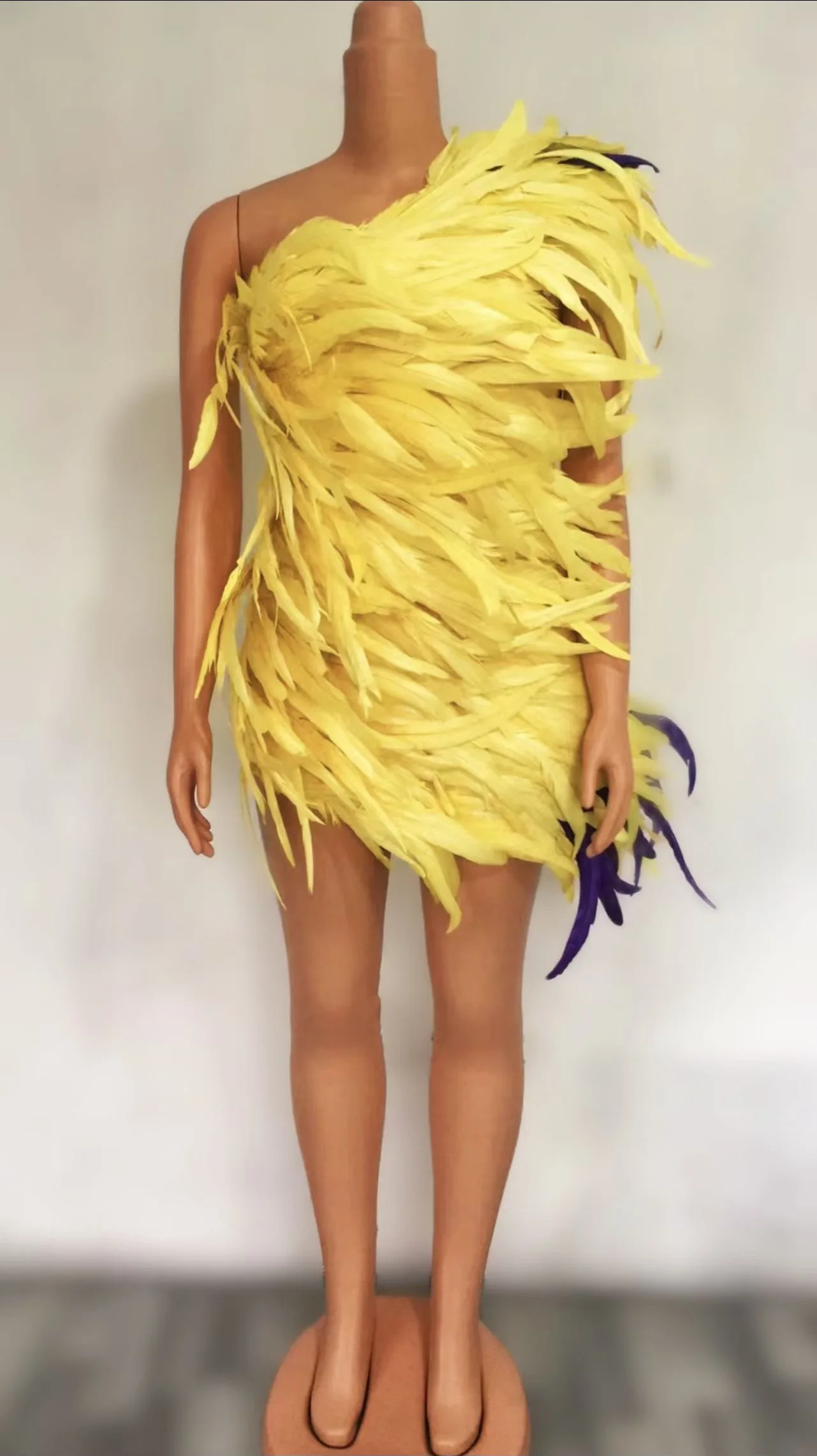 

Yellow Inclined Shoulder Sexy Feathers Sheath Dress For Women Fashion Show Stage Costumes Carnival Prom Festival Clothing