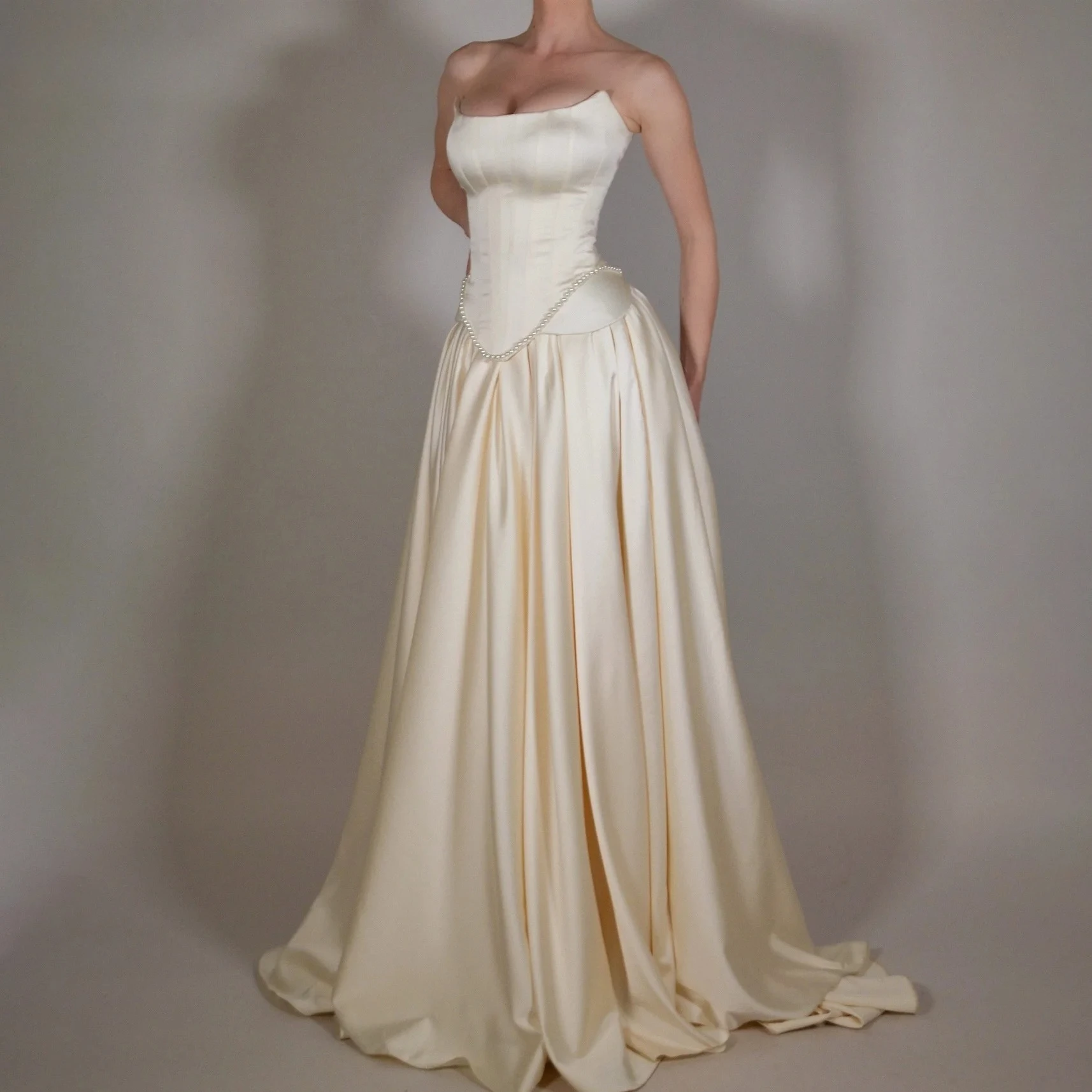 

Элегантные атласные свадебные платья без бретелек, пляжное свадебное платье трапециевидной формы с рюшами и V-образным корсетом, простое платье для выпускного вечера невесты по индивидуальному заказу