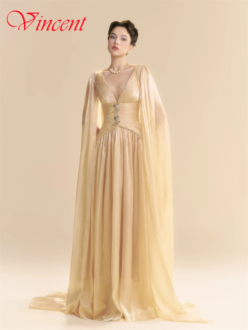 Sukienka wieczorowa z organzy w kolorze żółtym, elegancka, z dekoltem w serek, długimi rękawami, na studniówkę, delikatna, prosta, z trenem typu court, na przyjęcie.