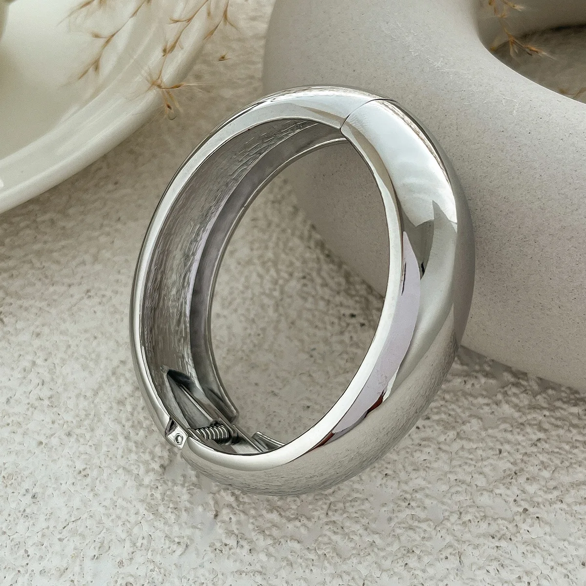 Design Smooth Round Cuff Gold Silver Tone Polished Surface Simple Lightweight Wrist Accessory for Women