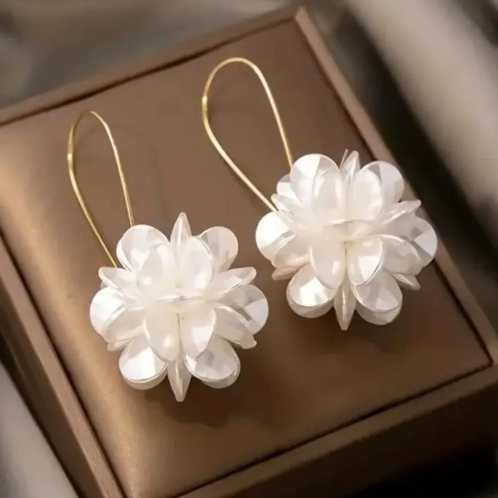 Fashion White Dangle Earring Flower Ball Flower Petal Stud Earrings Long Geometric Ear Buckle Party Accessories