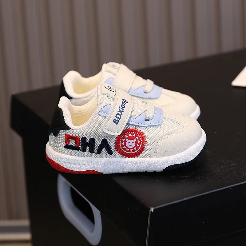 Dziewczęce buty 2025 jesień nowe buciki niemowlęce miękka podeszwa buty do chodzenia antypoślizgowe wygodne buty dziecięce modne chłopięce buty uniwersalne dziewczęce sneakersy