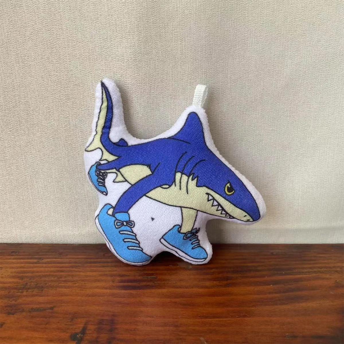 Ai Shanhaijing Tung Tung Sahur قلادة القرش دمية عصا خشبية الشكل دمية قطيفة صغيرة قلادة ، مناسبة لمشاركة الألعاب القطيفة مع الأصدقاء ، قلادة صغيرة مزحة للأصدقاء #2