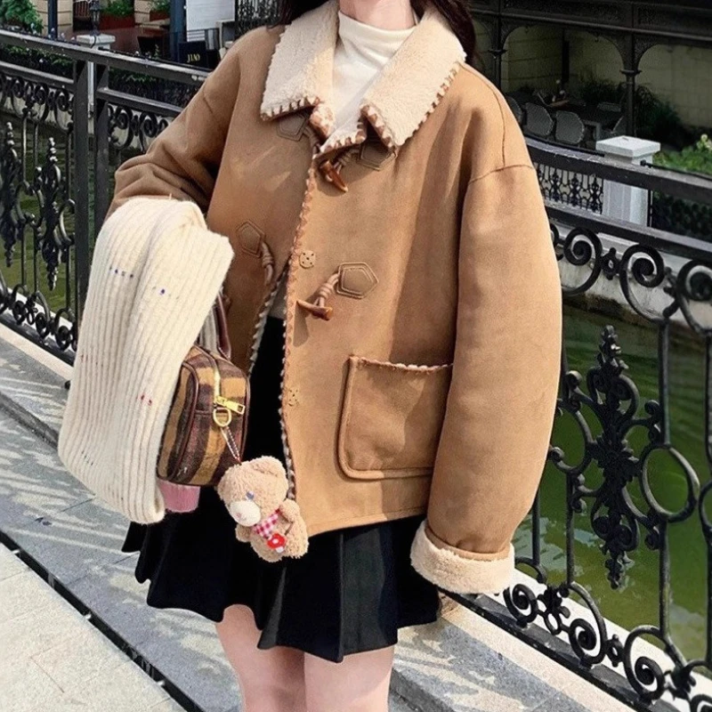 معطف نسائي شتاء 2025 جديد صغير الحجم قصير سميك من القطن مع إبزيم تبديل، مخمل من جلد الغزال، وصوف خروف