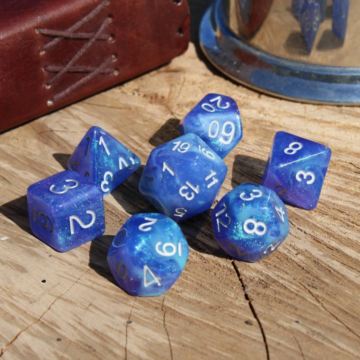 Juego de dados de cielo estrellado de galaxia azul y blanca para DND, mazmorras y dragones, juegos de mesa D & D RPG, juego de rol de mesa, 7 piezas