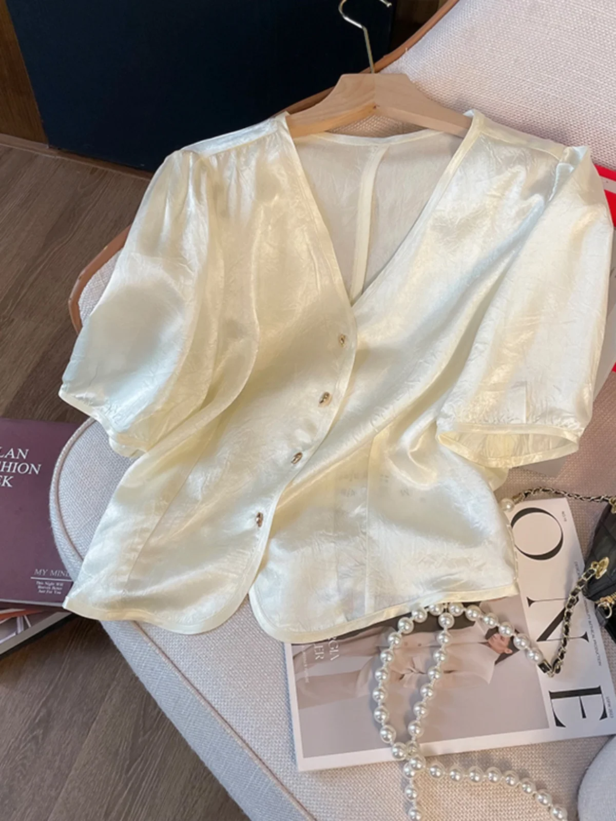 

New acetate pleated short sleeved top for women, V-neck single breasted cardigan
