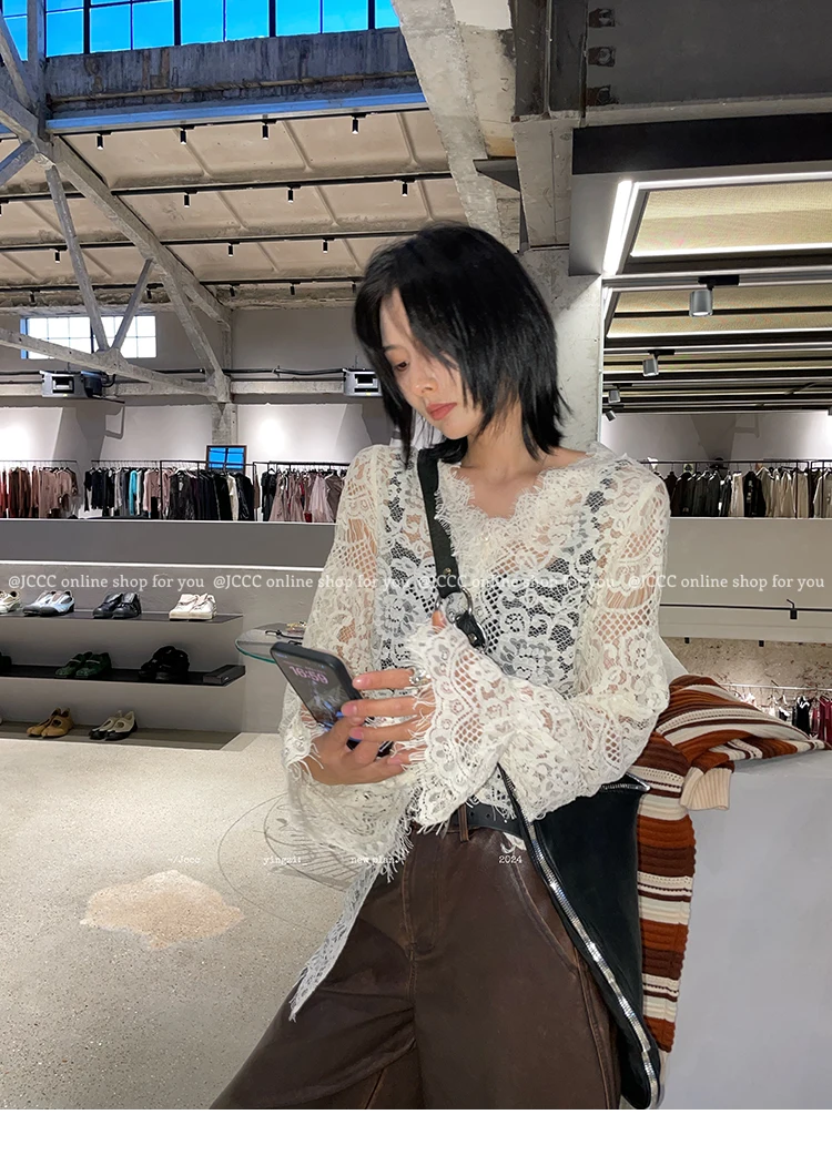 Blusas de encaje con protección solar para mujer, Tops sexys con cuello en V calados, ropa de calle transparente a la moda, camisas Y2k que combinan con todo, 2025