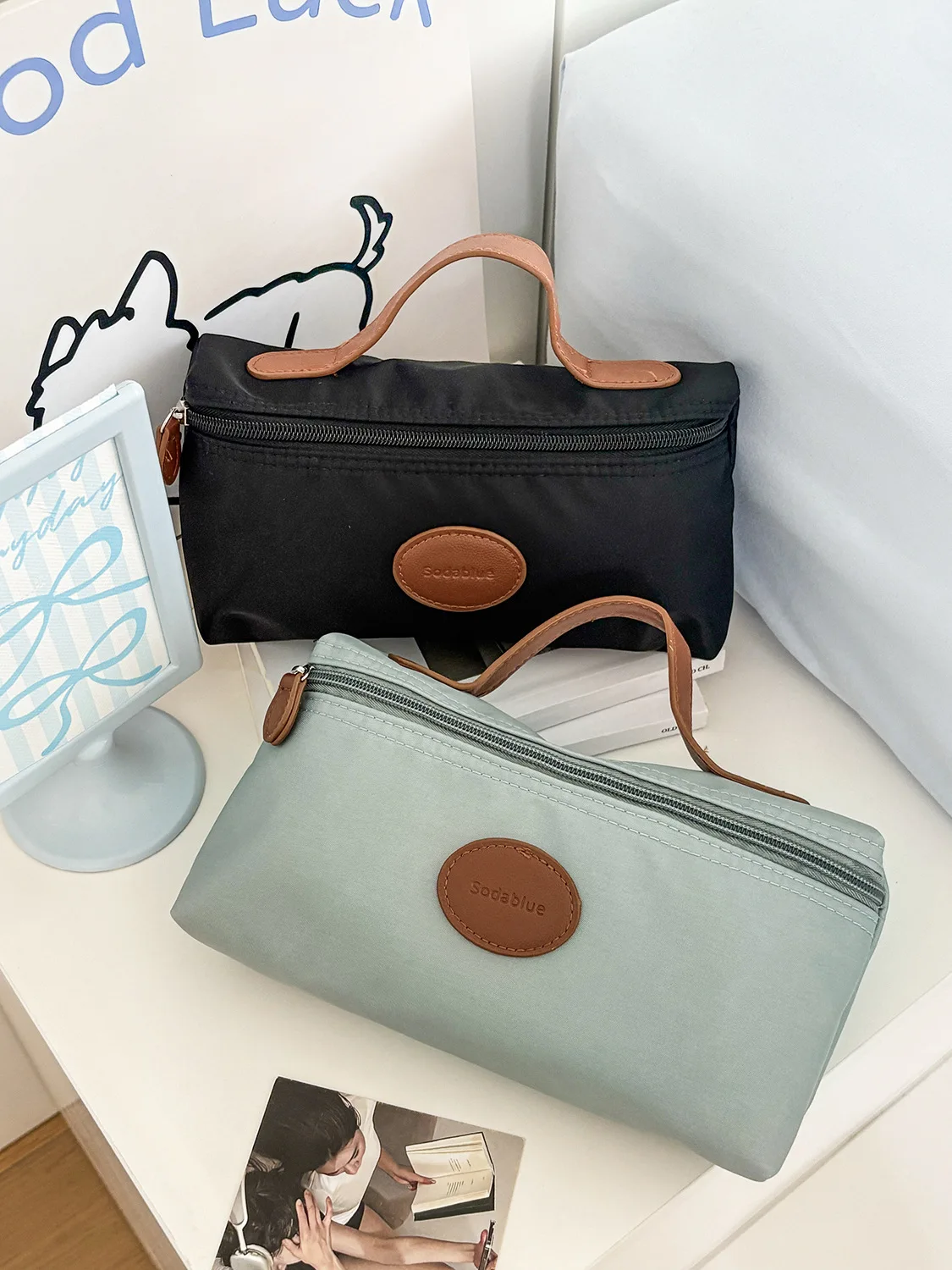 New Nylon Cosmetic Bag with Leather Label Lightweight Portable Toiletry Bag Fashion Travel Makeup Organizer for Women Men