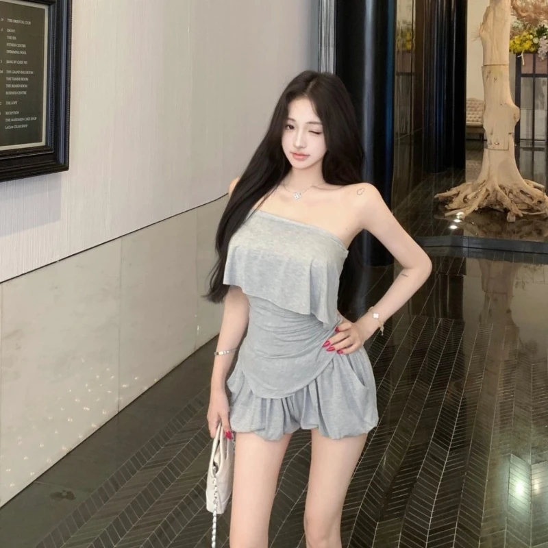 

​ Женский летний комплект: топ с асимметричными рюшами и открытыми плечами, шорты с высокой талией и пышными штанинами, серый, из двух предметов ​