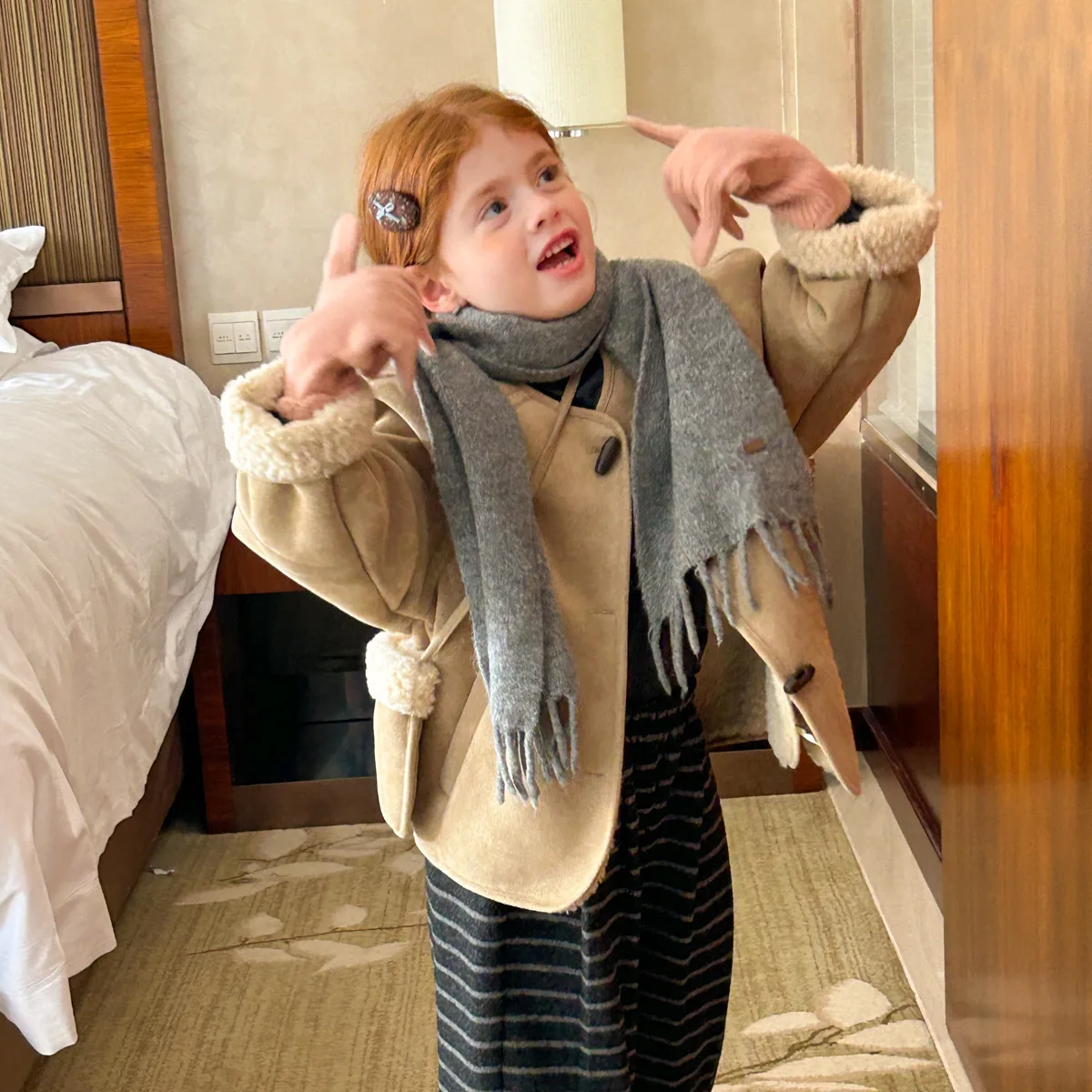 

Пальто для девочек, осень-зима 2021, новый стиль, простое и модное замшевое однотонное толстое пальто с пряжкой из коровьего рога