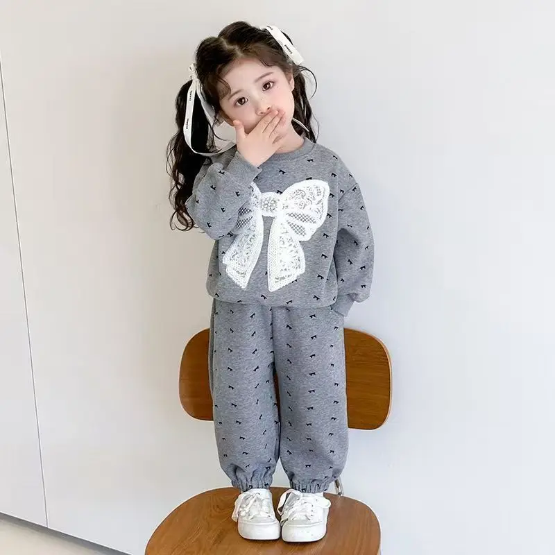 Baby Mädchen Fleece-Kleidungssets 2026 Herbst Winter Kinder Mode Schleifen-Print Sweatshirt+Hose 2-teilig Kinder Samt Warme Trainingsanzüge – Detail 4