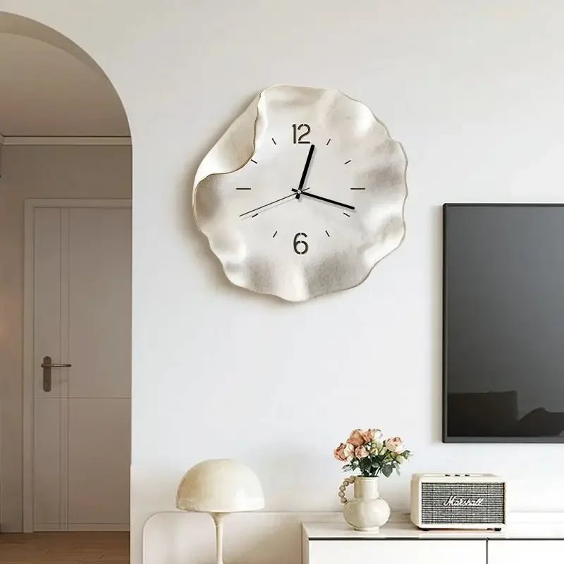 Simple and Creative Small Clock Modern Table Layout Style Living Room Bedroom Entrance Desktop Decoration Light Luxury Clock