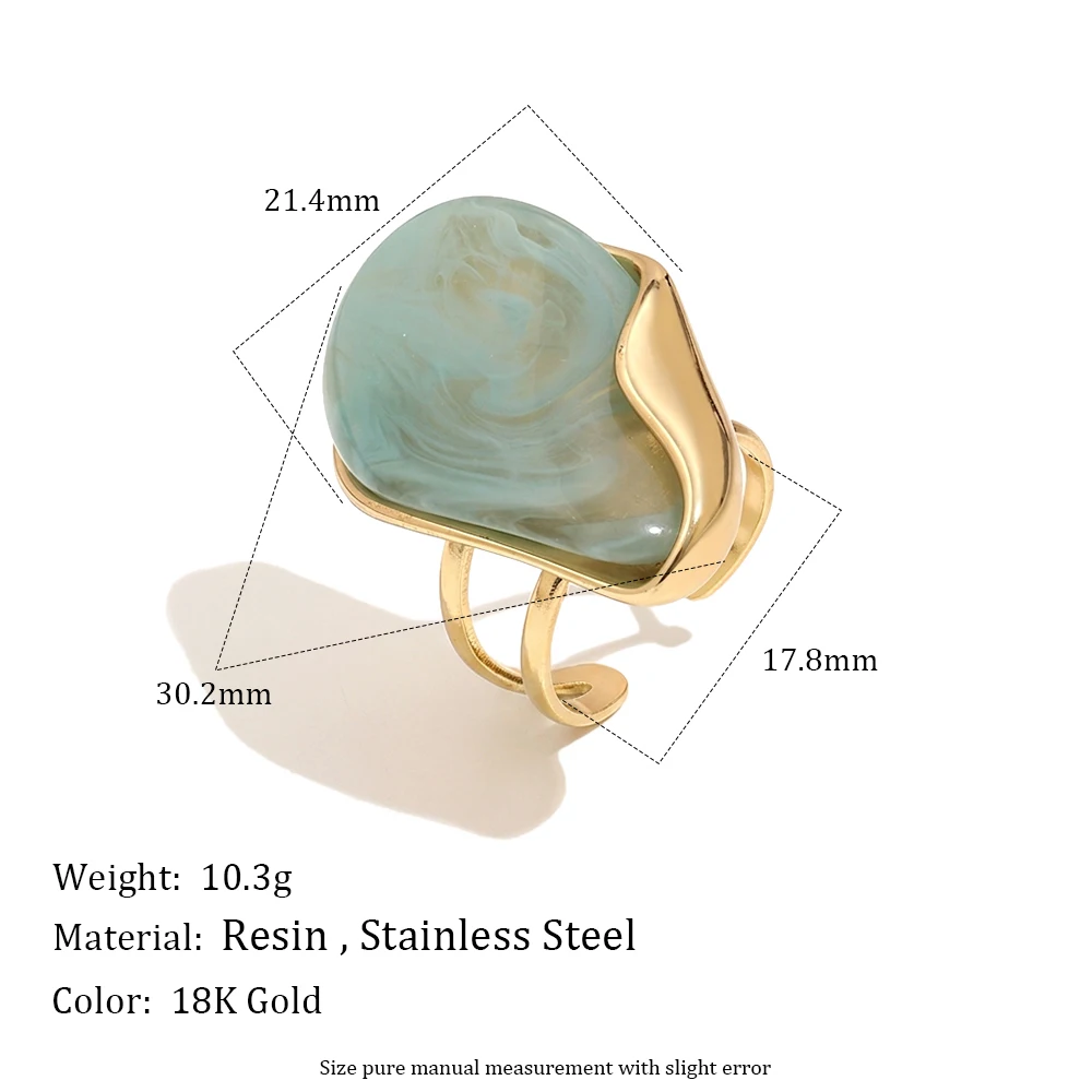 Bague ouverte résine marbrée femme finition dorée élégante