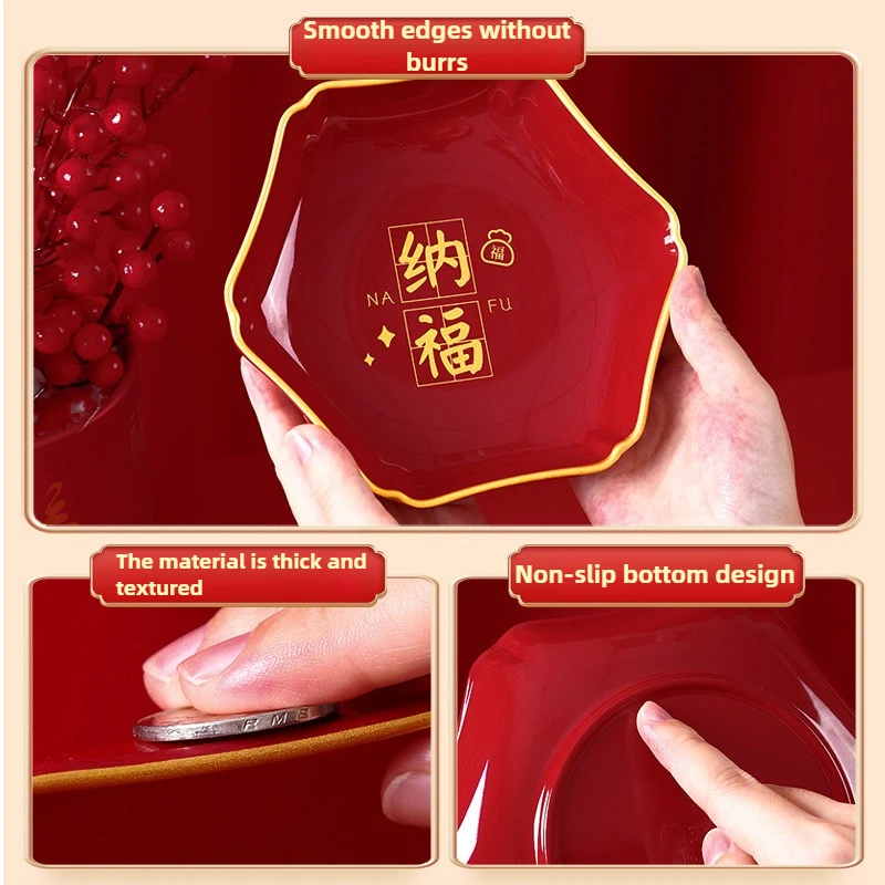 Le plateau de fruits secs du Nouvel An attire la richesse et la richesse. Table basse de salon, collations, assiette de bonbons de qualité alimentaire