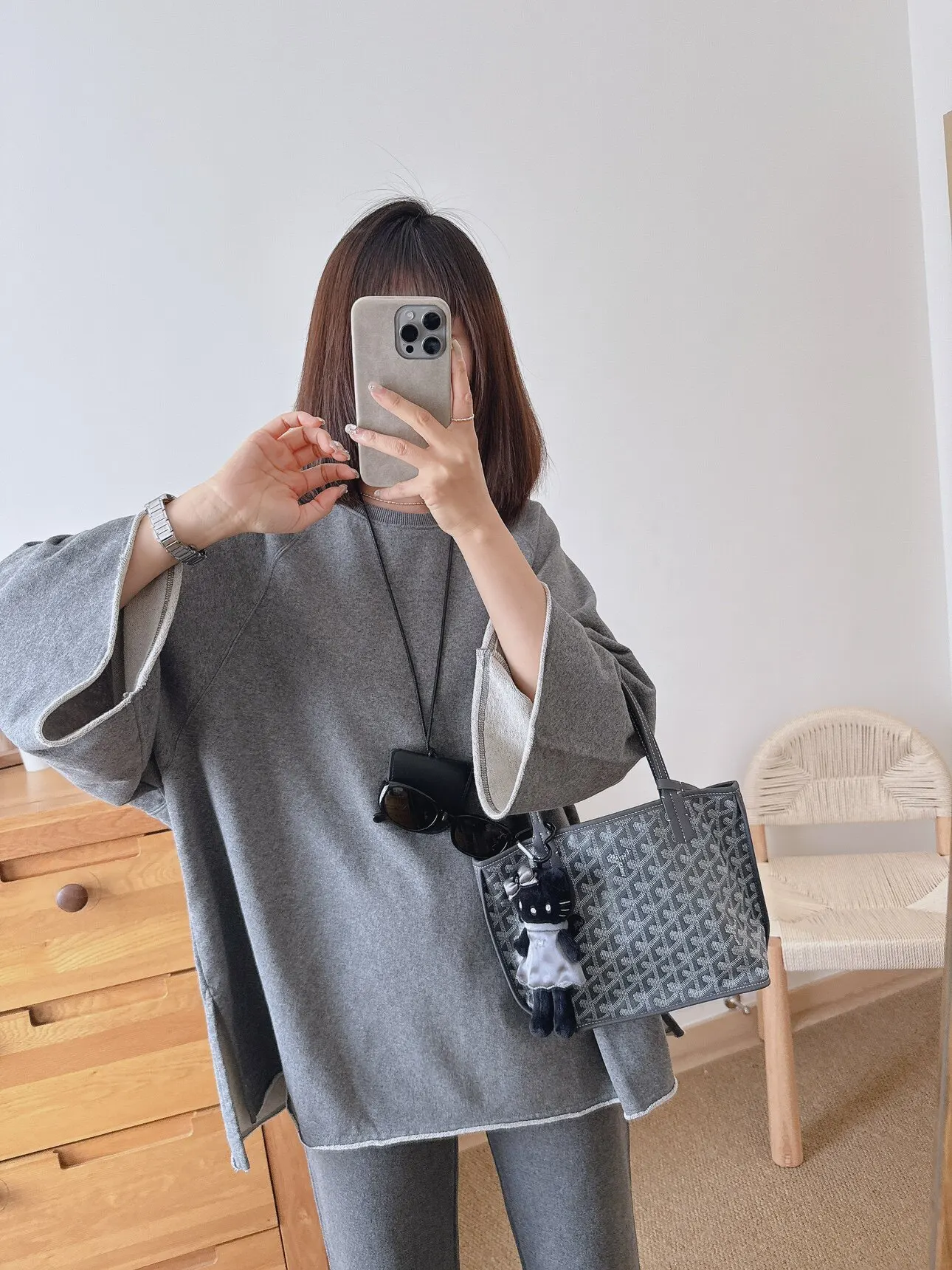 

Женская толстовка свободного кроя с длинными рукавами, весна 2026, однотонная, с боковыми разрезами и рваным краем, комфортная, средней длины, с капюшоном