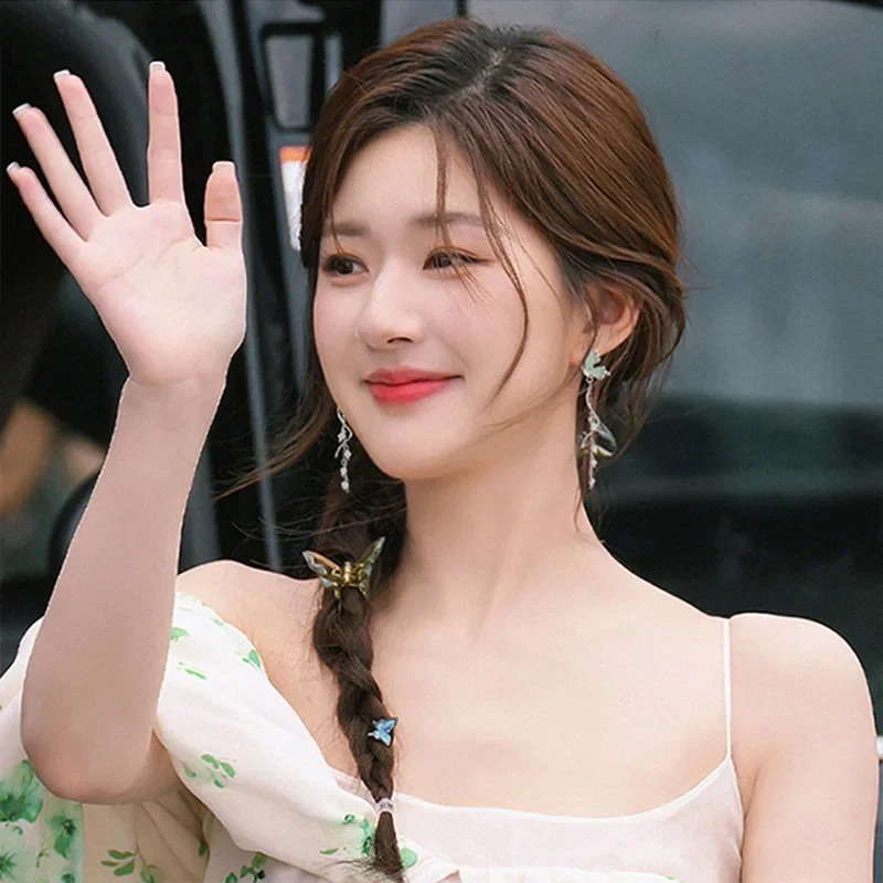 فراشة طويلة الشرابة أقراط المرأة الجديدة 2025 الفاخرة أربع أوراق البرسيم تصميم فريد الراقية أنيقة الأذن مجوهرات