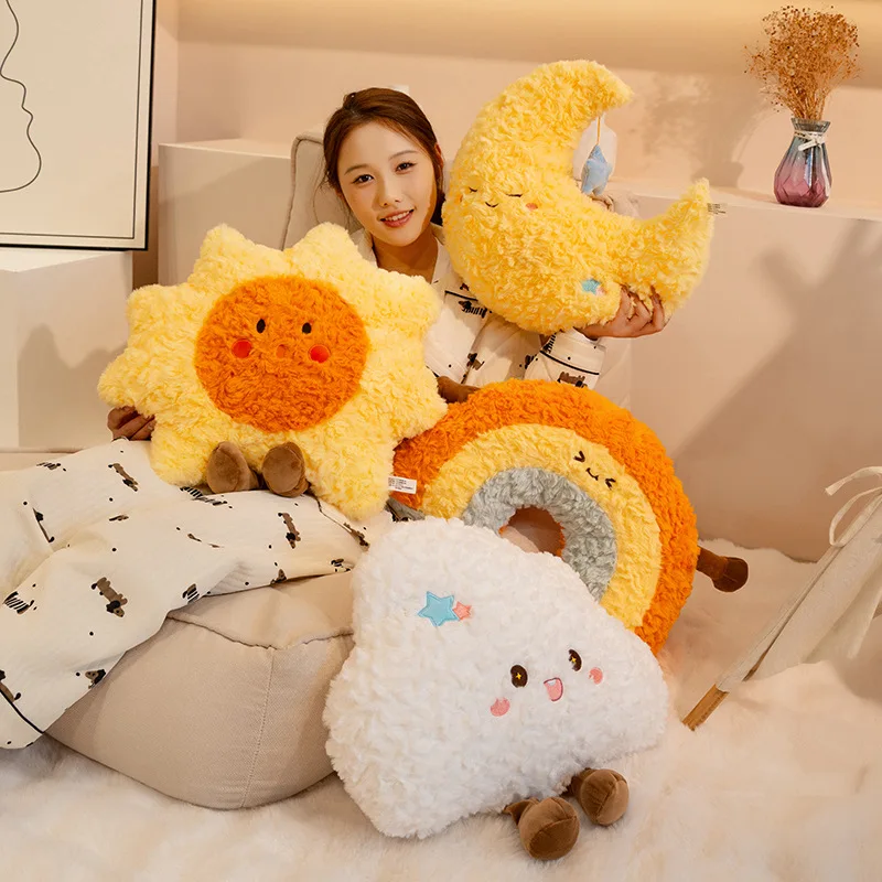 

Супермилая плюшевая подушка-облако с радугой, мягкая, с эффектом звездного неба, солнца, луны и звезд, креативный спутник для сна, декор для дома, подарки