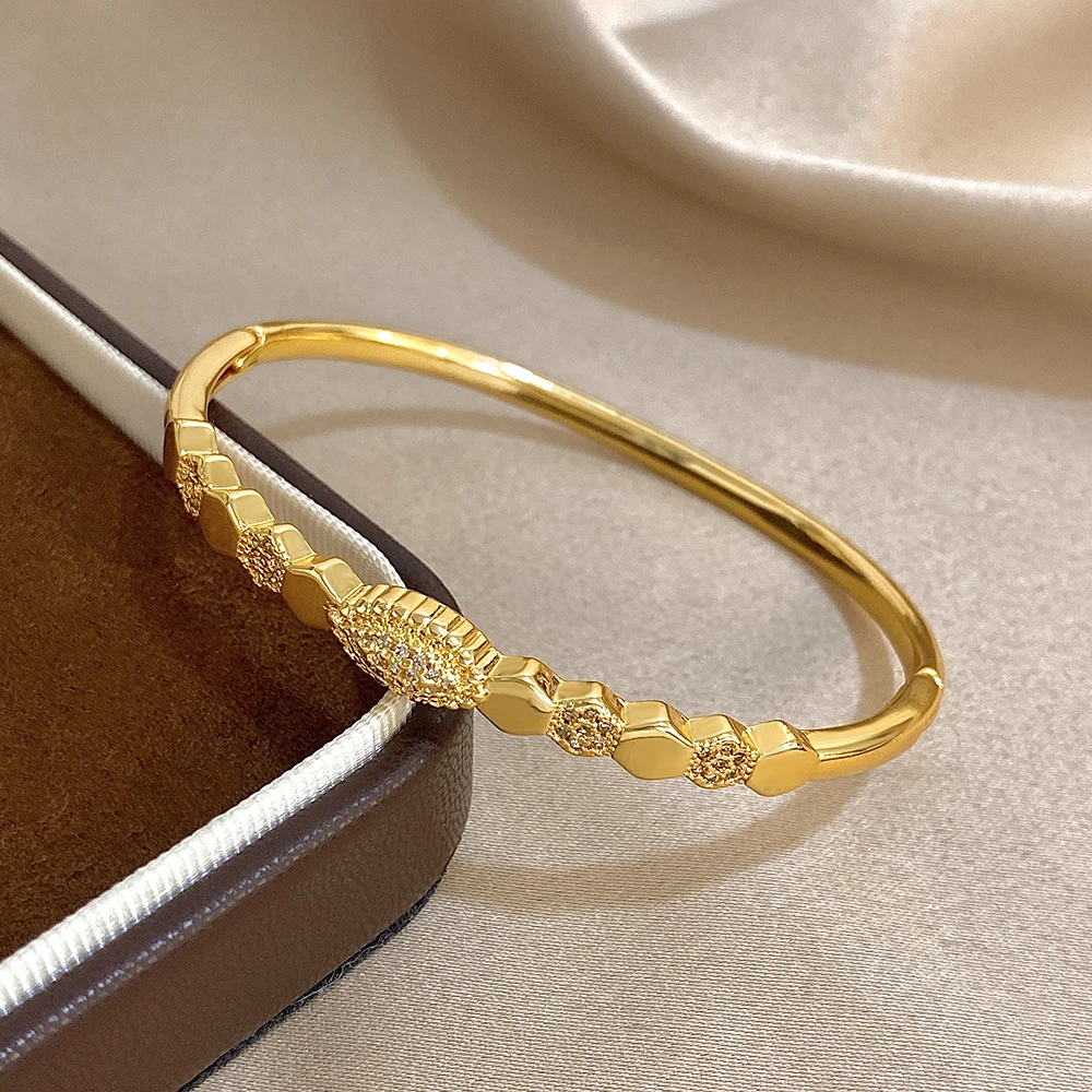 

Inlaid Zircon Golden Platen Open Bracelet Bangle for Women Exquisite Smooth Surface Geometric Charm Spring Bangle Gift