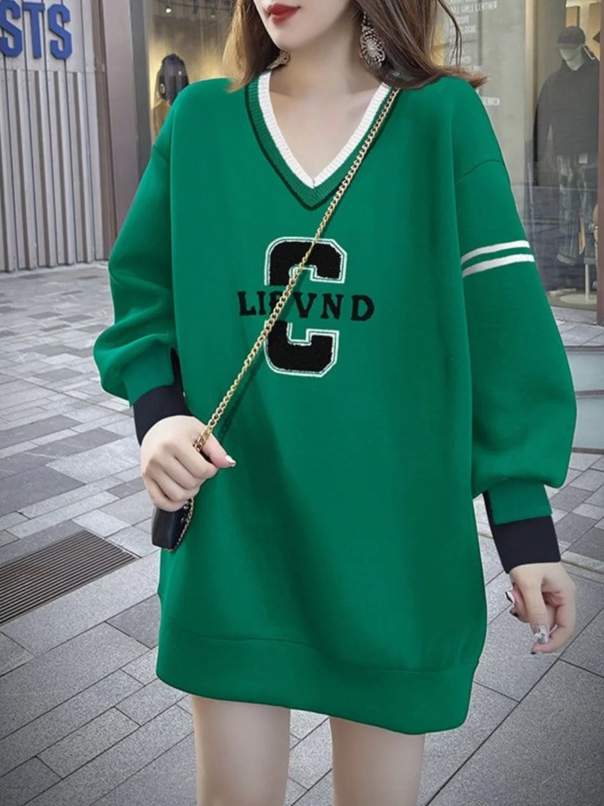 

Свитшот большого размера с V-образным вырезом и вышивкой букв, свободный крой, скрывающий живот, с эффектом похудения, весна-осень, корейский стиль